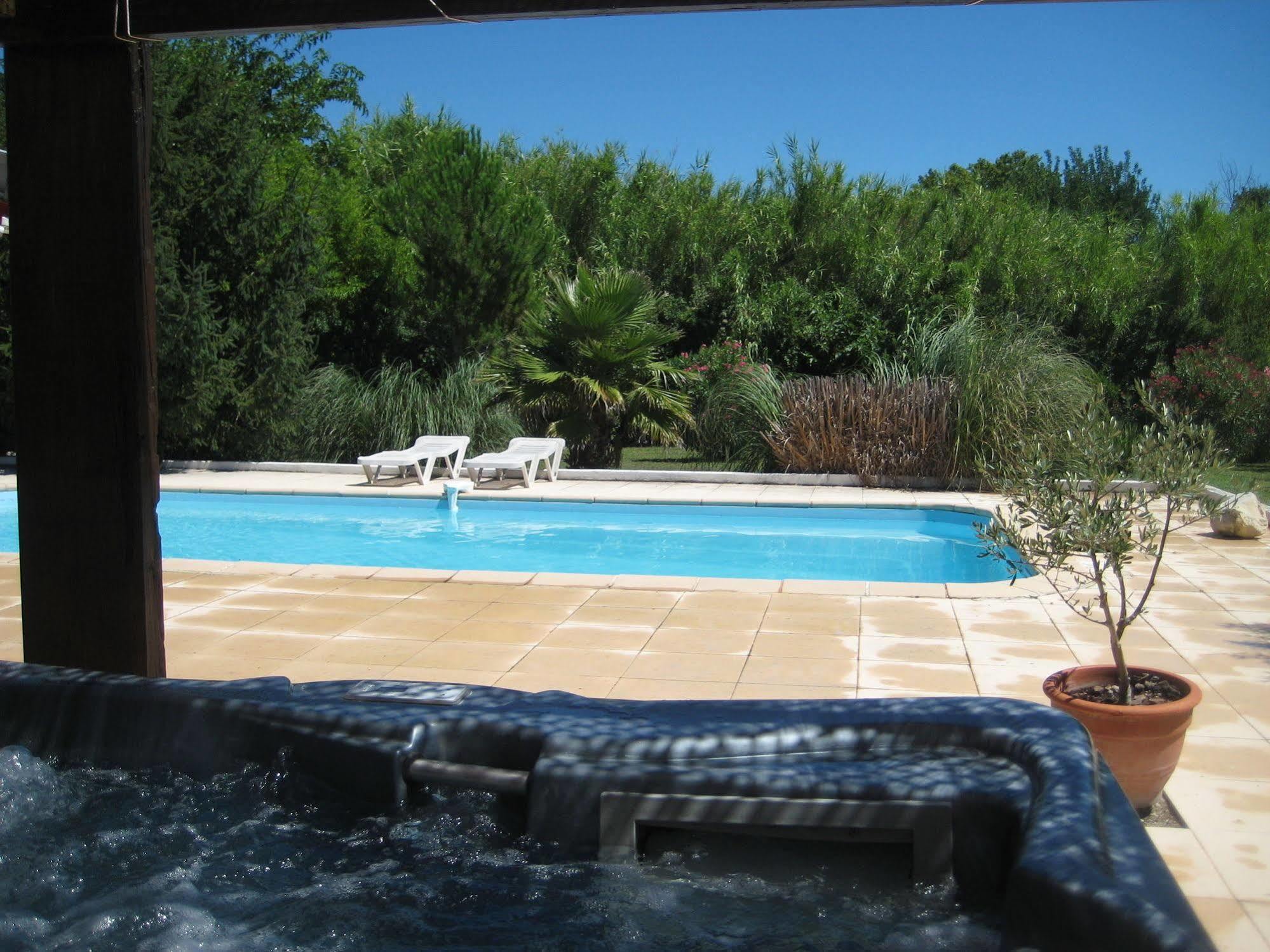 Appart'Hotel Et Chambres Essentiel Spa Arles Exterior foto